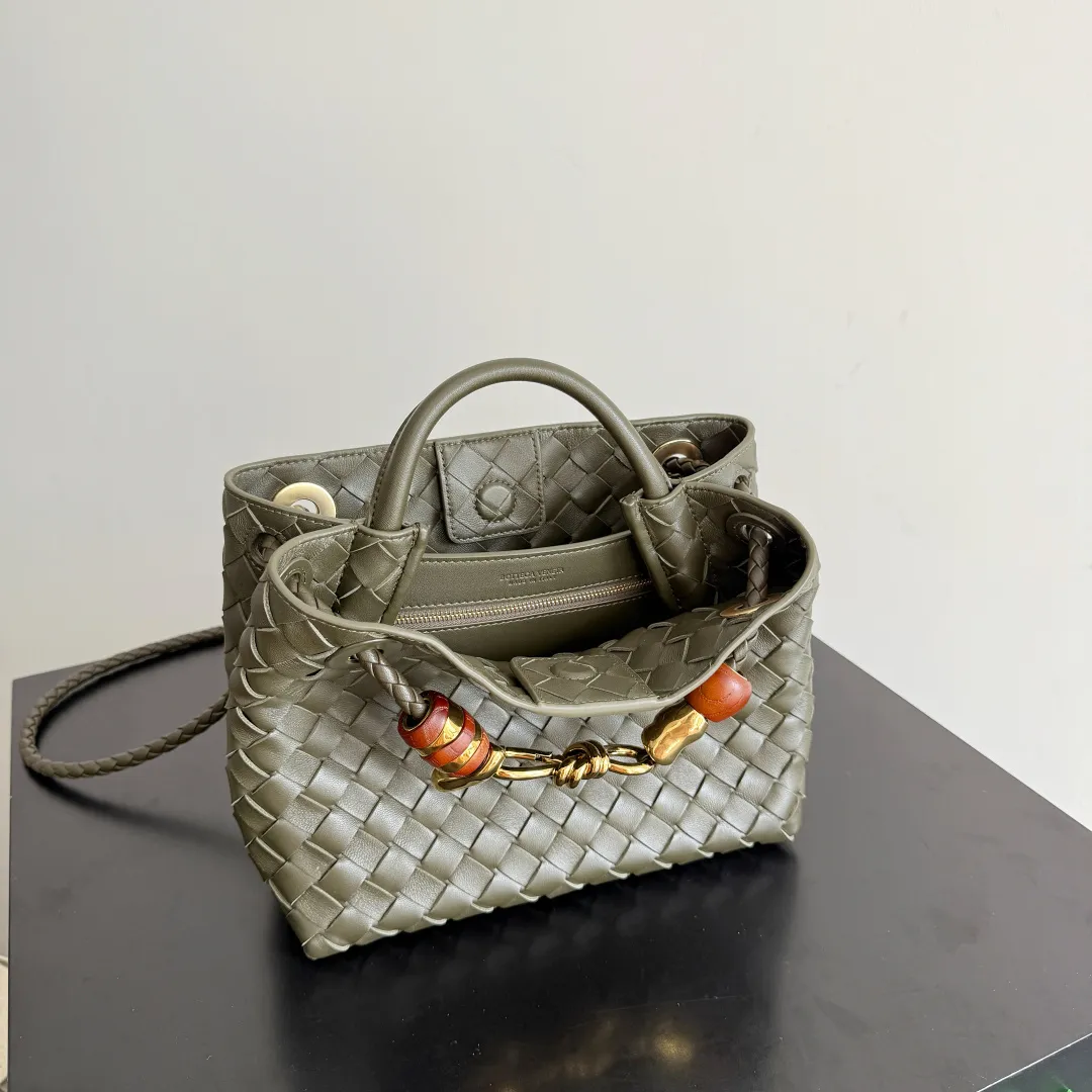 The new Andiamo batch of 3060 BV is shipped‼ ️The classic intercciato weaving process is used to create a soft bag, the metal knot is made of micro-cast aluminum using jewelry technology🪢, and the decorative beads are made of metal and hand-polished oak, allowing you to jump repeatedly between elegance and fun💃, making it unpredictable. Classic and versatile, it shows off your temperament, and the bag has a large capacity, making it very convenient for daily commuting! It has a variety of carrying methods, the shoulder straps can be adjusted by yourself, the original lambskin feels soft and delicate, and the unisex style breaks gender boundaries and brings a more practical and long-lasting use experience. The Andiamo, which has both elegant and casual styles, perfectly interprets the "fashionable old money style". Style number: 743568+wood hardware Color: dark mustard Size: 25*22*10.5cm